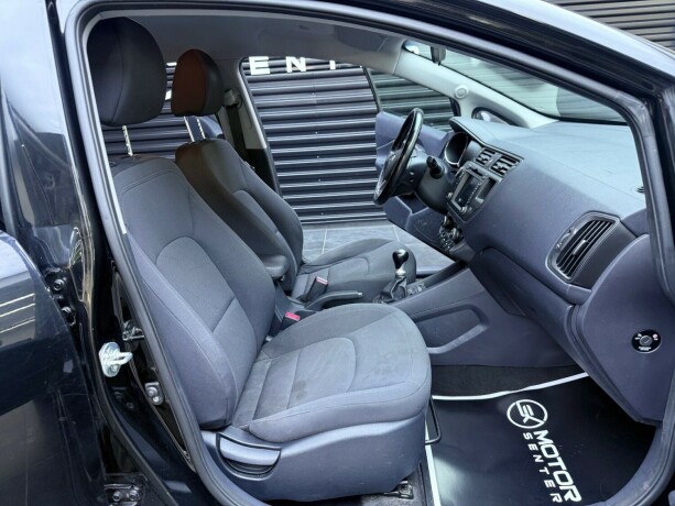 kia-rio-bensin-2013-big-28