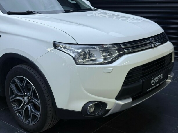 mitsubishi-outlander-elektrisitetbensin-2015-big-2