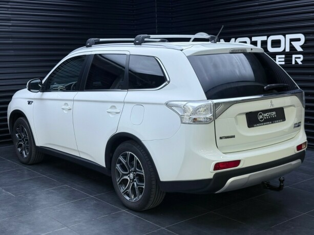 mitsubishi-outlander-elektrisitetbensin-2015-big-1
