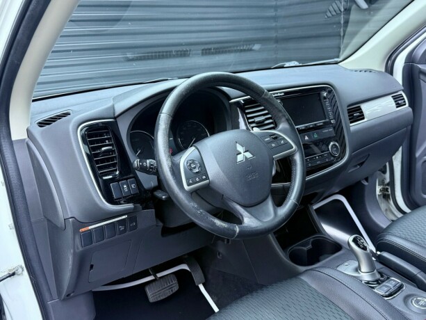 mitsubishi-outlander-elektrisitetbensin-2015-big-9