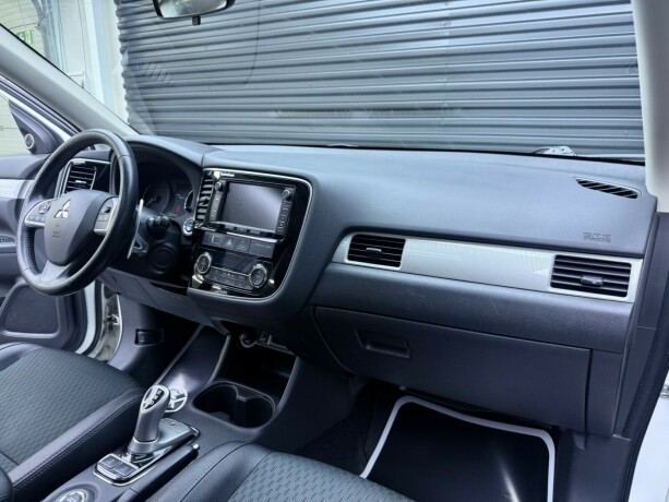 mitsubishi-outlander-elektrisitetbensin-2015-big-10