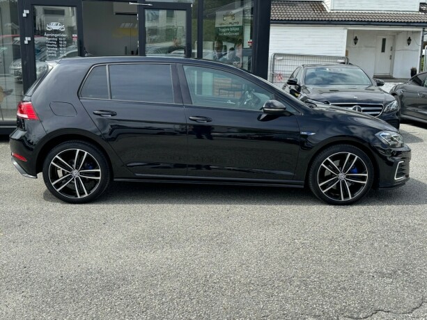 volkswagen-golf-elektrisitetbensin-2017-big-3