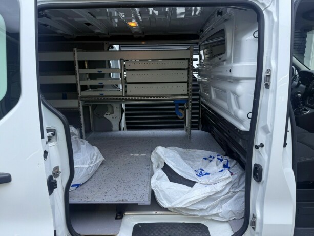 opel-vivaro-diesel-2018-big-22