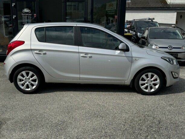hyundai-i20-bensin-2013-big-5