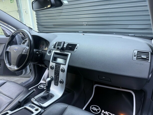 volvo-v50-diesel-2011-big-11