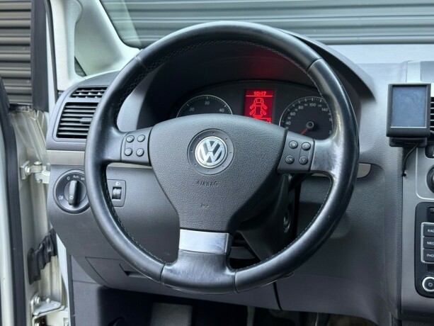 volkswagen-touran-diesel-2010-big-12