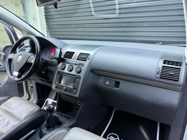 volkswagen-touran-diesel-2010-big-11