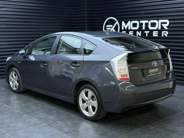 toyota-prius-bensin-2010-big-1