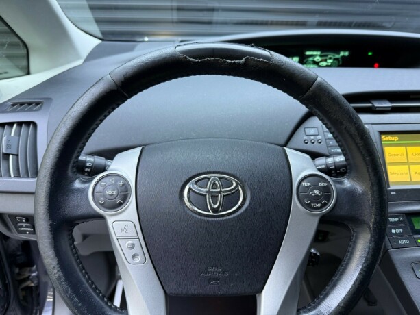 toyota-prius-bensin-2010-big-13