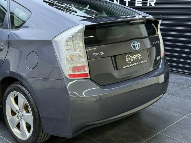 toyota-prius-bensin-2010-big-5