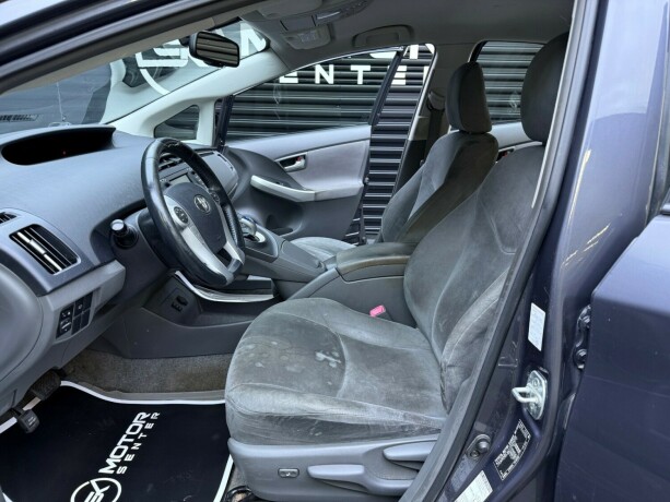 toyota-prius-bensin-2010-big-26