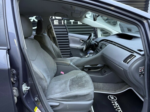 toyota-prius-bensin-2010-big-27