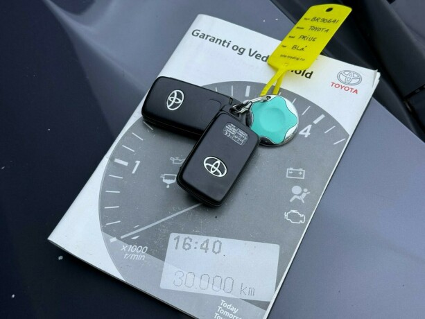 toyota-prius-bensin-2010-big-32