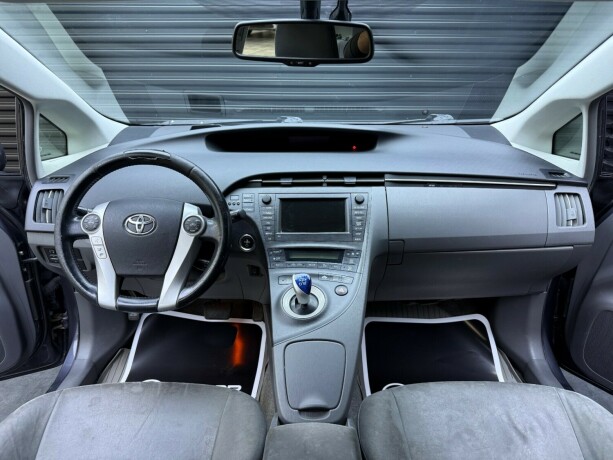 toyota-prius-bensin-2010-big-9