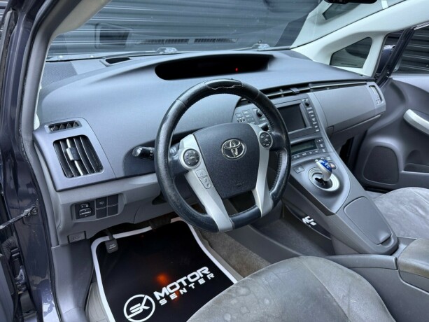 toyota-prius-bensin-2010-big-10