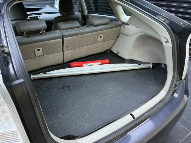 toyota-prius-bensin-2010-big-30