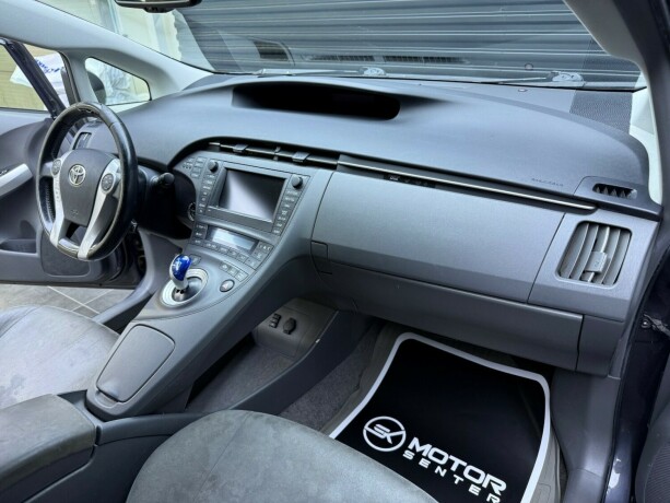 toyota-prius-bensin-2010-big-11
