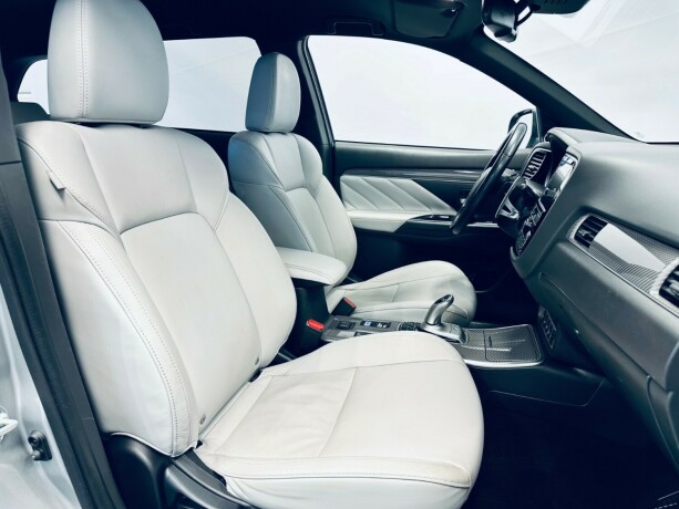 mitsubishi-outlander-elektrisitetbensin-2019-big-16