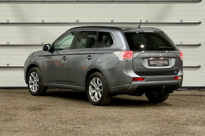 mitsubishi-outlander-elektrisitetbensin-2014-big-3