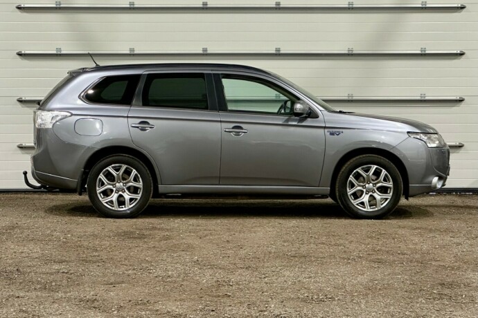 mitsubishi-outlander-elektrisitetbensin-2014-big-1