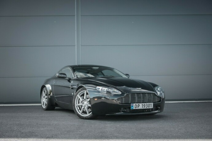 aston-martin-v8-vantage-bensin-2008-big-0