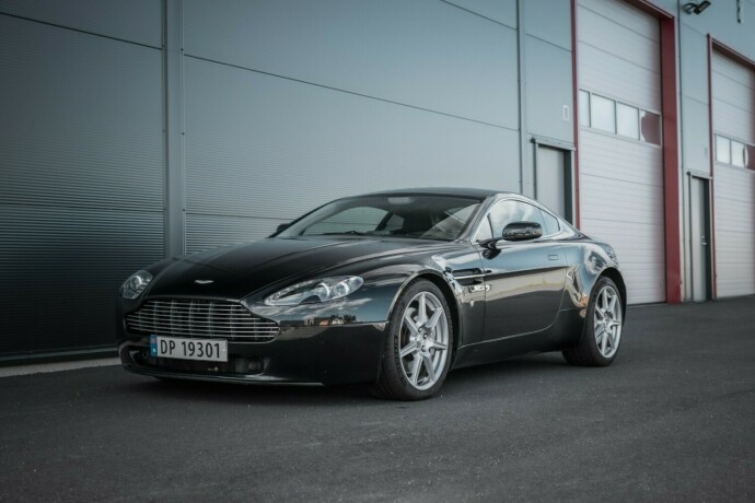 aston-martin-v8-vantage-bensin-2008-big-3