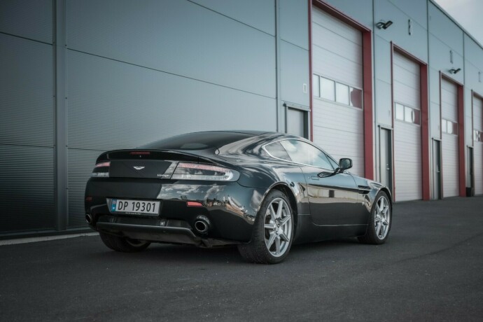 aston-martin-v8-vantage-bensin-2008-big-5