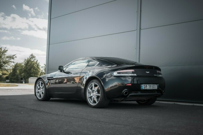 aston-martin-v8-vantage-bensin-2008-big-4