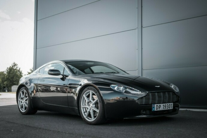 aston-martin-v8-vantage-bensin-2008-big-2