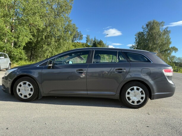 toyota-avensis-bensin-2009-big-1