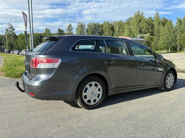 toyota-avensis-bensin-2009-big-4
