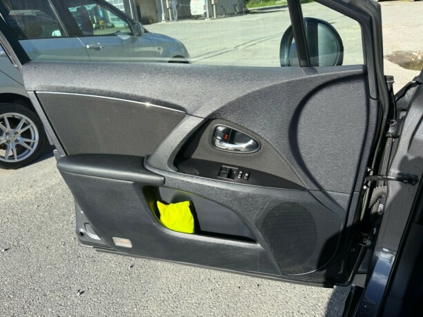 toyota-avensis-bensin-2009-big-20
