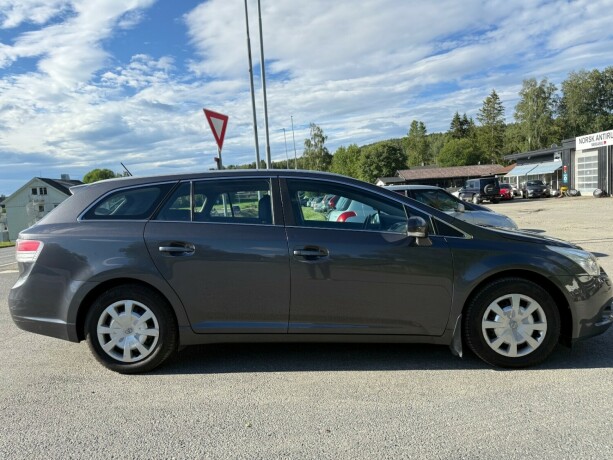 toyota-avensis-bensin-2009-big-5