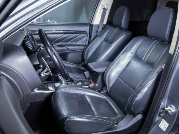 mitsubishi-outlander-elektrisitetbensin-2016-big-37