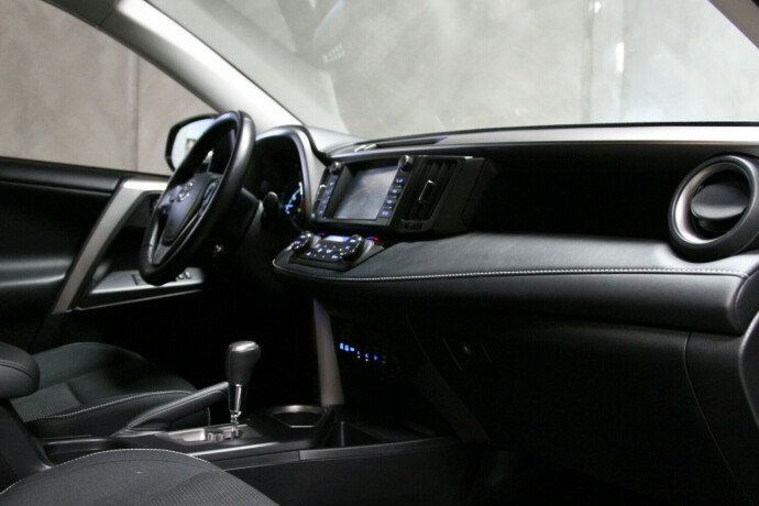 toyota-rav4-elektrisitetbensin-2016-big-4