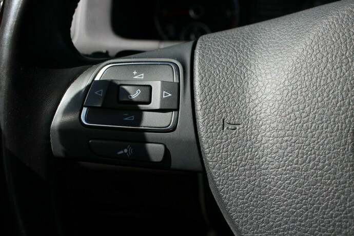 volkswagen-touran-diesel-2011-big-12