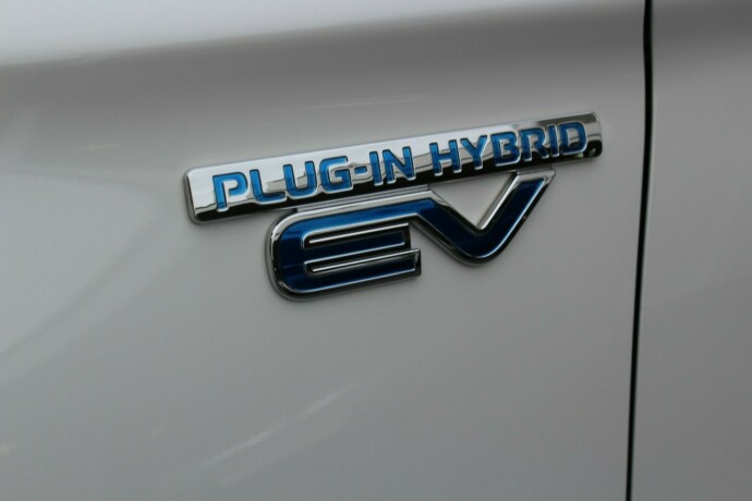 mitsubishi-outlander-elektrisitetbensin-2017-big-2