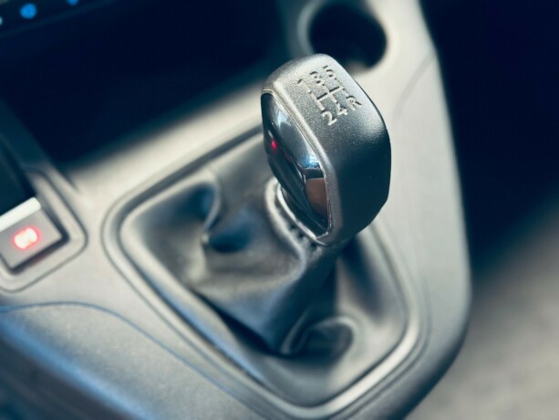 peugeot-partner-diesel-2021-big-18