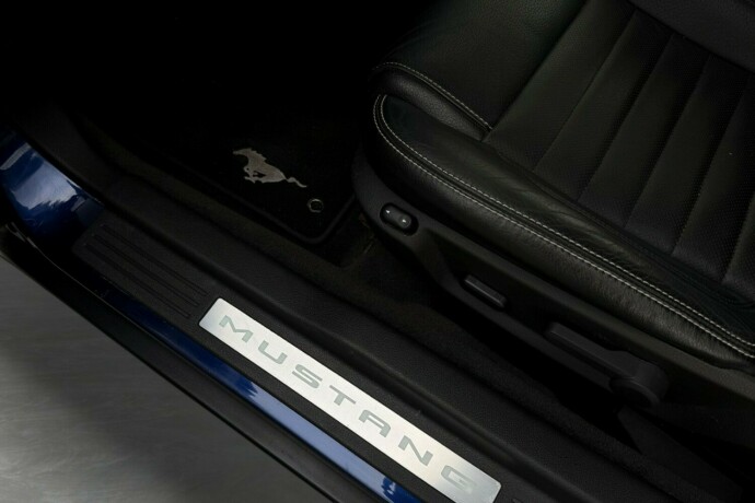 ford-mustang-bensin-2010-big-18
