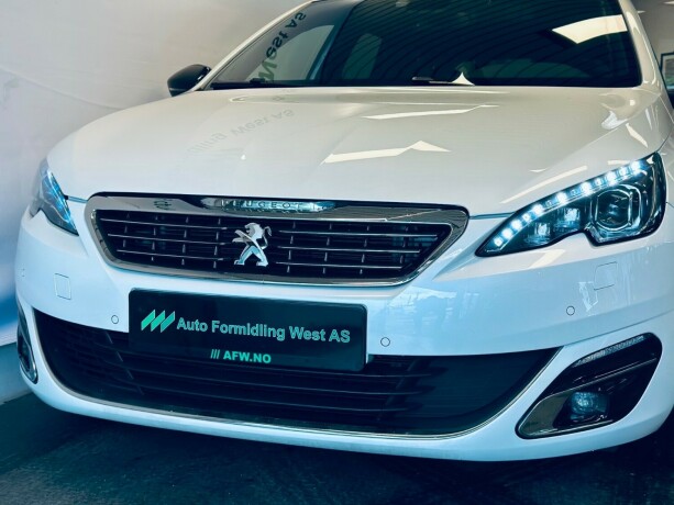 peugeot-308-bensin-2015-big-3