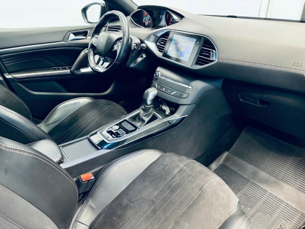 peugeot-308-bensin-2015-big-15