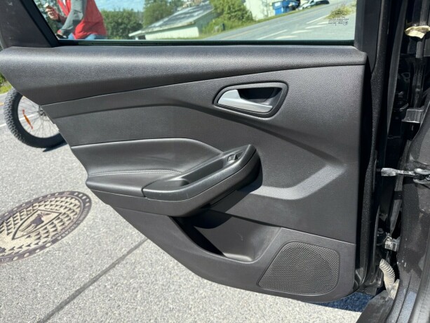 ford-focus-bensin-2017-big-20