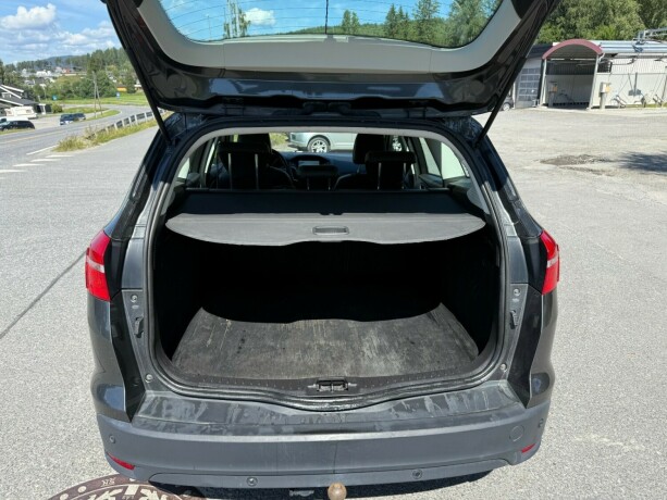 ford-focus-bensin-2017-big-19