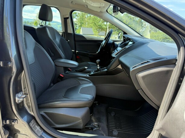 ford-focus-bensin-2017-big-16