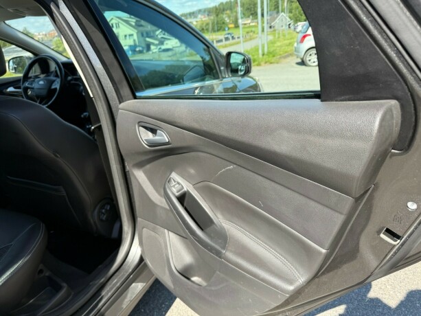 ford-focus-bensin-2017-big-17