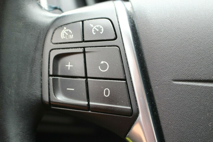 volvo-v40-diesel-2013-big-11