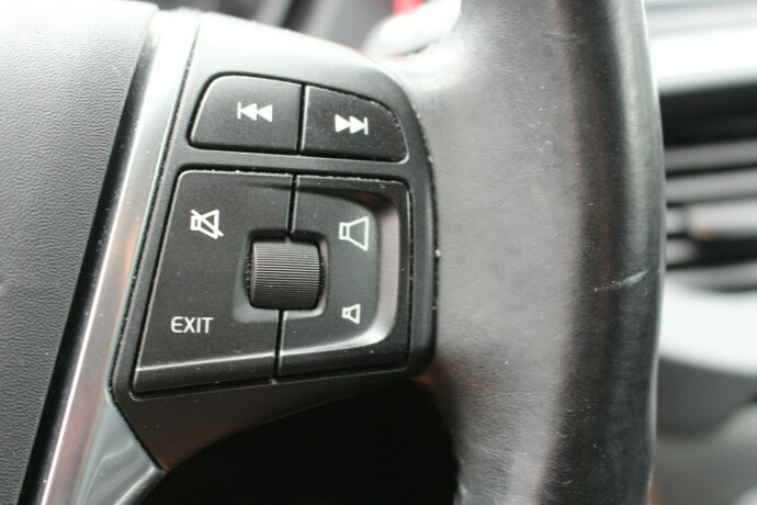 volvo-v40-diesel-2013-big-12