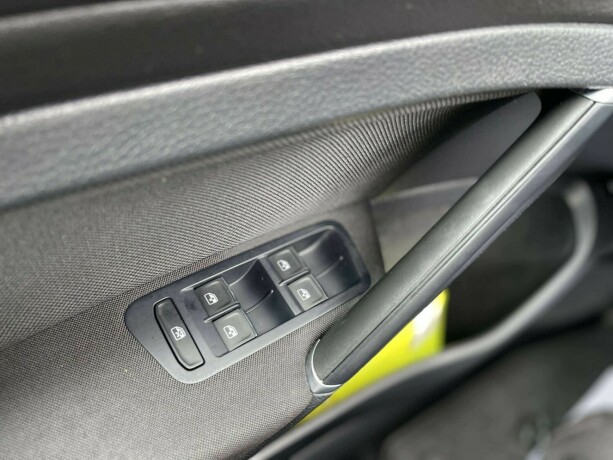 volkswagen-golf-elektrisitetbensin-2019-big-21