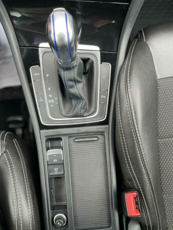 volkswagen-golf-elektrisitetbensin-2019-big-17