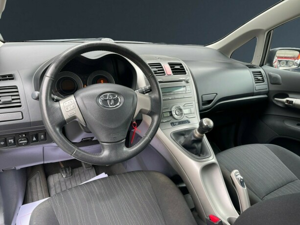 toyota-auris-diesel-2007-big-9